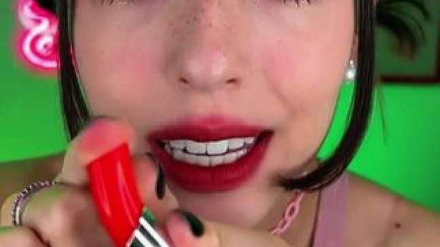 ASMR用假的化妆品化妆