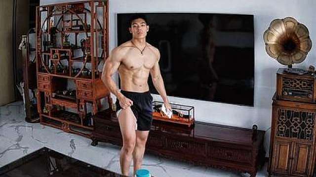 这身肌肉帅 下次还练 打球前的自恋