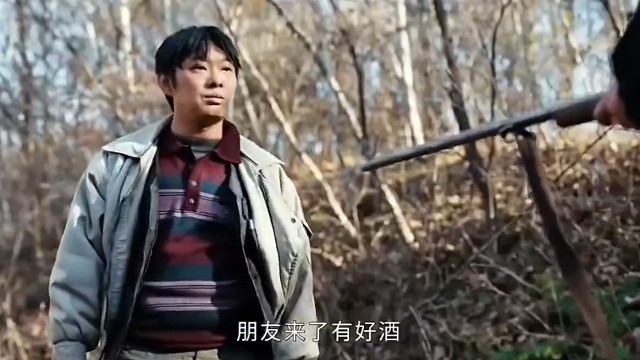 两个小混混持刀吓唬大爷，大爷淡定掏出喷子反击，混吓得落荒而逃