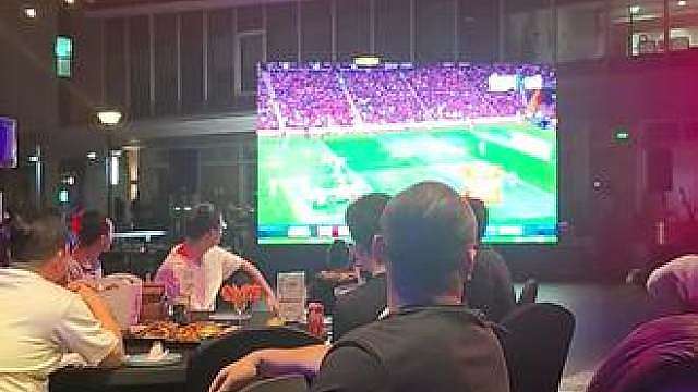 观看橄榄球比赛
