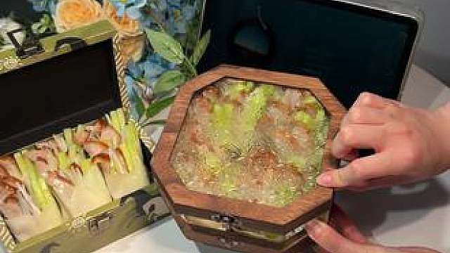 香鸭！ 肉要满，酱要匀，嘴要大，快乐要足。