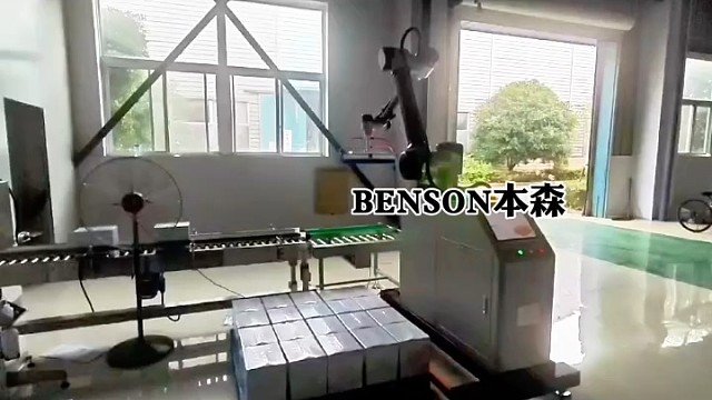 矿泉水后期码垛招工越来越难。
工人干久了腰酸背痛，流动性大。
换上立柱码垛机器人，流水线下来自动码放