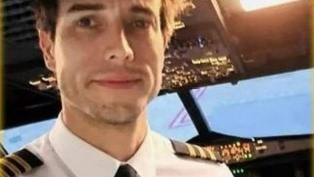 飞行教练空中跳机身亡，自杀前对女学员说：你知道该怎么做，继续飞