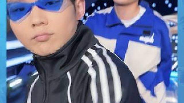 S联赛舞林争霸赛正式开赛，首先登场是舞林“怪才”——“芋泥”组合!