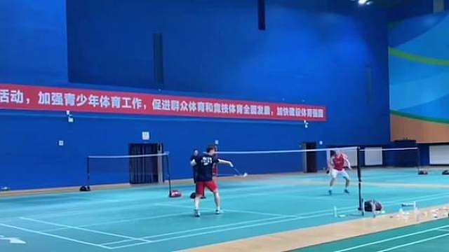 这个红裤头的打得不错啊