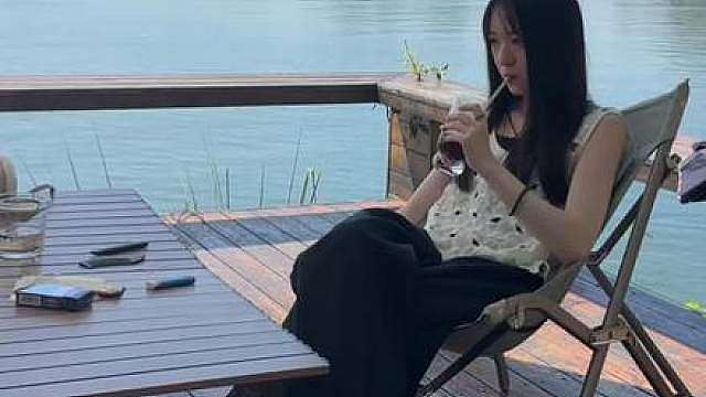 被妈妈赶去农庄帮倒忙，你们说明天我能抓到一只鸡吗