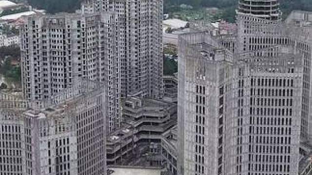 这里是国内最大的烂尾医院，总投资50个亿，如今园区大门紧闭，数十亿投入白白搁置，沦为最大烂尾楼医院#