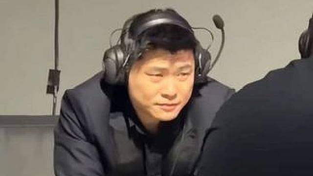 狼队对战EDGM逆风时，现场粉丝拍到SK满脸愁容。