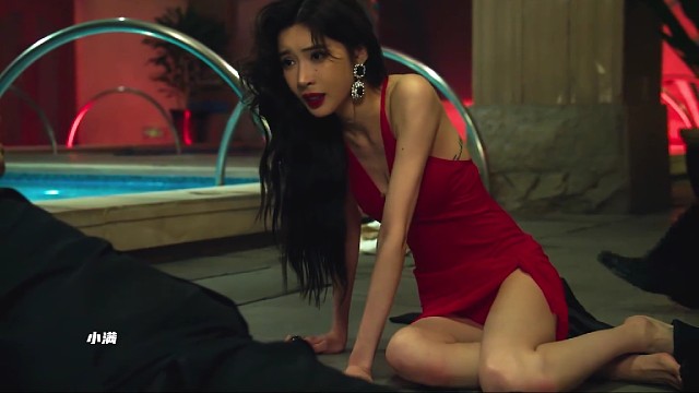 黑老大发现女人给他戴绿帽，就让手下随便玩