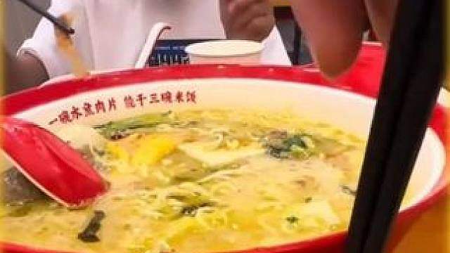 女子吐槽带孩子到餐厅吃饭，发现碗里有“内增高”