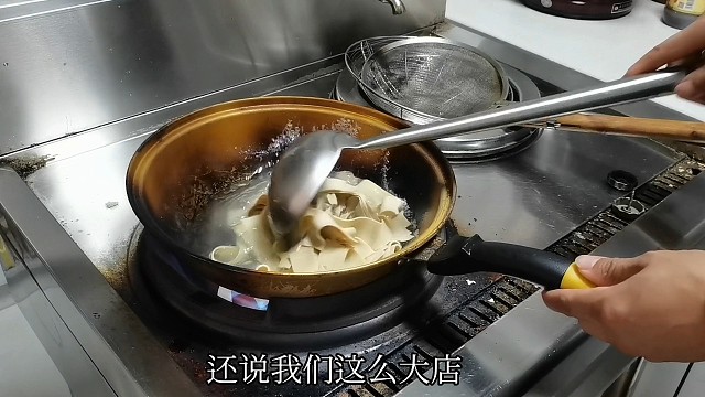 客人不满厨师做的菜，亲自上灶示范，一出手把大家镇住了