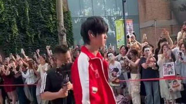AG全员上班了 长生穿着钟意的衣服
