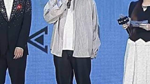 给大家表演一小段简单的“双口”