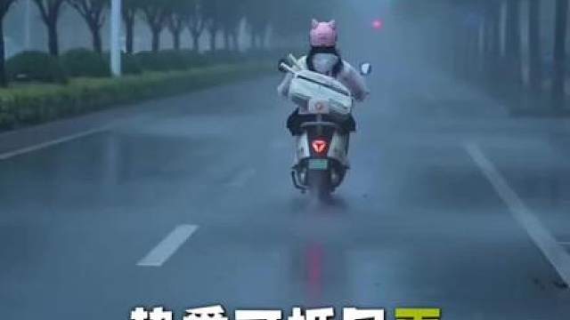 是谁，台风天也一定要去打羽毛球？ ps：若天气恶劣，安全第一，减少出门