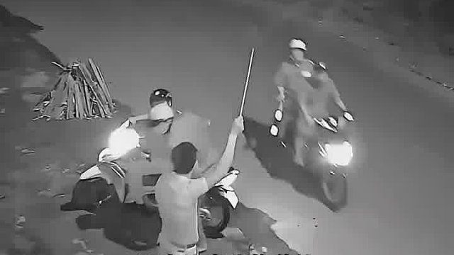 小伙子一脸懵