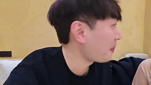 【小小小酷哥】妹子用舌头tian小酷的舌头  小酷表示你的舌头有点咸