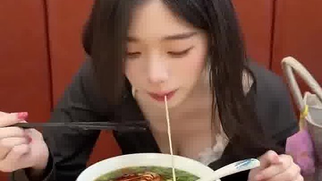 她说只要一起努力 就算15块的面 也有滋味