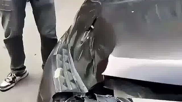 小车追尾越野车 越野车主：都擦破皮了 网友：杀人诛心啊