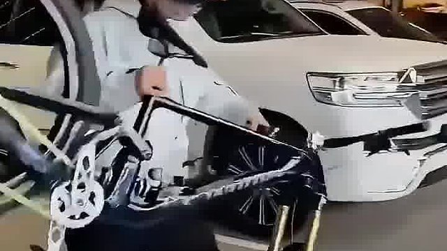 小孩哥展示自己的单车，结果下一秒没有对比就没有伤害