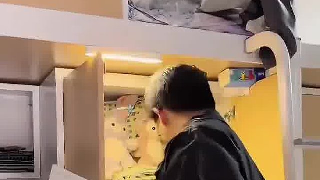 学生会来宿舍查寝，猫咪假装玩偶一动不动蒙混过关