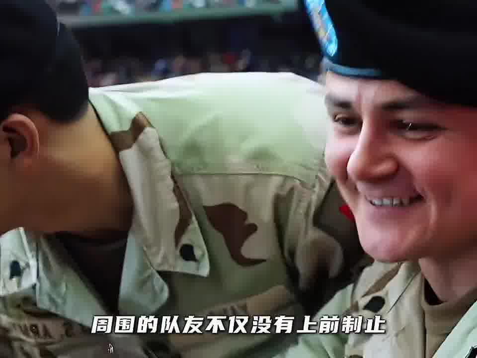 男人只是无意间说了句场上表演的妹子一个比一分由没想到身后的大兵就突然勒住他的格拉崩