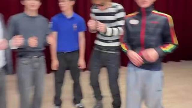 男孩子发力开拖拉机中