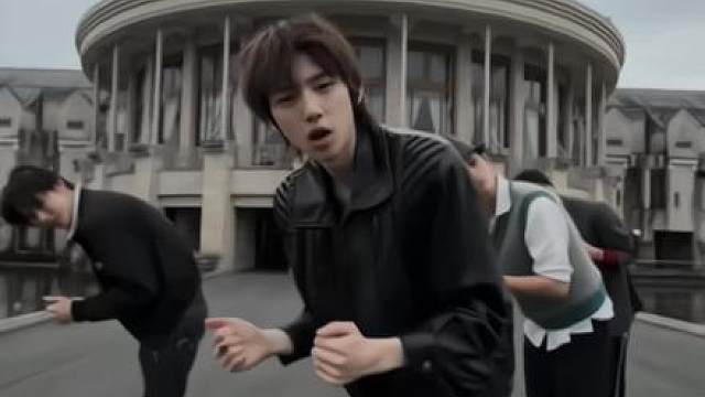 所有人接收到音乐立刻开拖拉机
