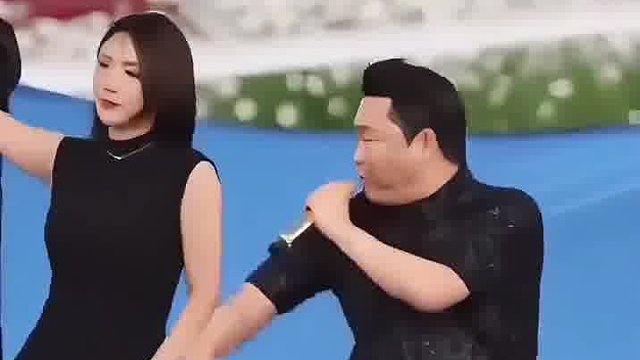 鸟叔演出现场的小插曲，看了十几遍总感觉美女没有错啊