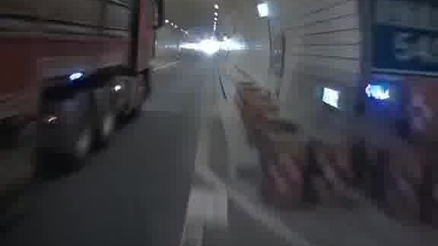防撞桶、安全带救了客车上13人。高速交警提醒：高速公路上行车切不可随意变道。