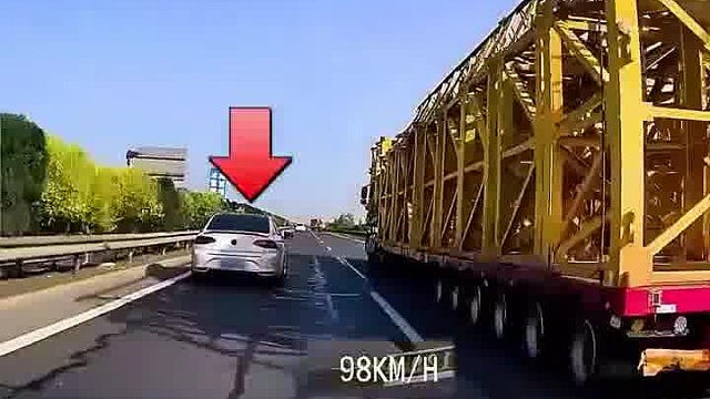 高速遇到龟速车，气人不？