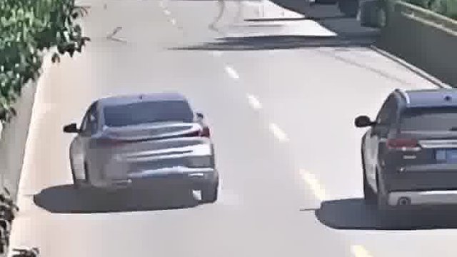 小车超车车速过快，“起飞”落地后原地旋转……