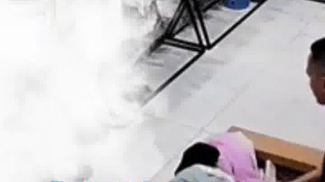 女子两小时试了40多件衣服 得知要买33件时老板的反应亮了 网友-幸福来的太突然 老板好歹等顾客走了再笑啊