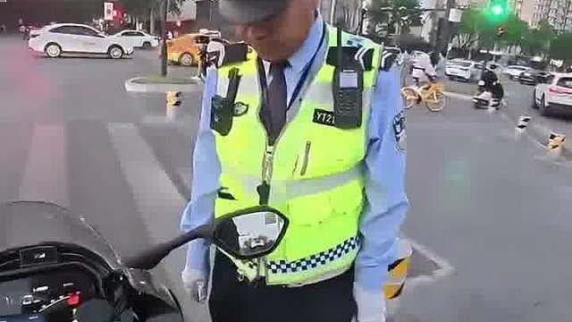男子骑着50万的机车上路