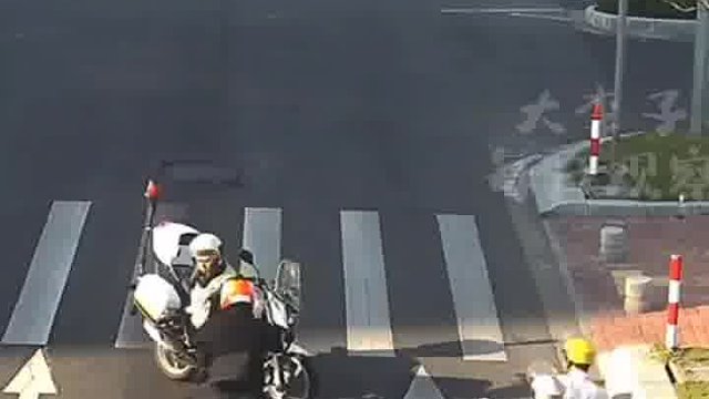 自投罗网！本来交警的目标不是你，没想到你主动引起交警注意