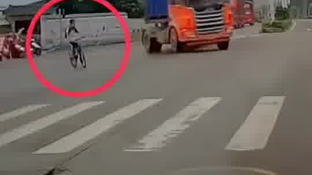 老司机的一个举动,避免了一场车祸