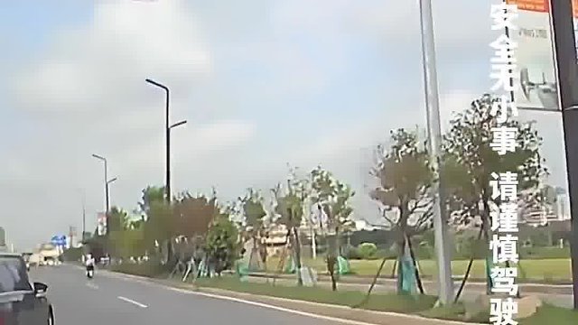 路口转弯前车突然停车！