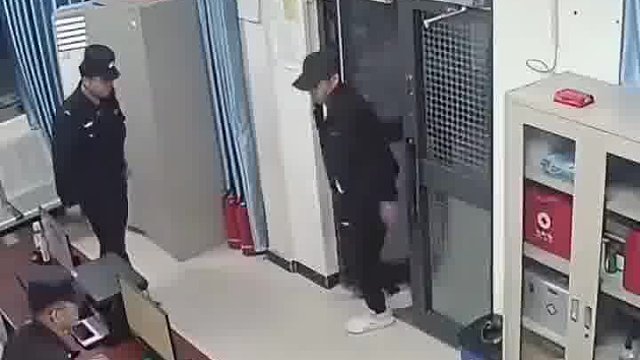 大哥主动上交弩，值班民警反应亮了