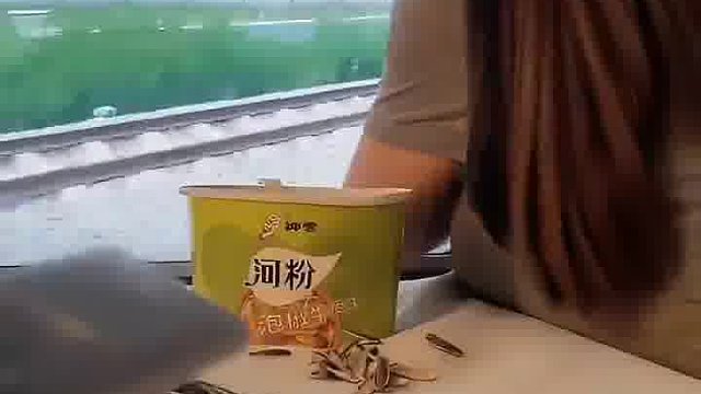 一女子坐火车她老公把电视关了，这也太真实