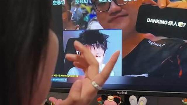 和女生聊“Dank1ng的贴纸梦”