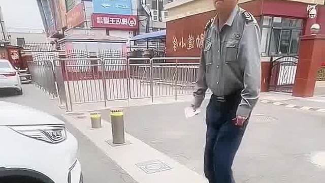 敬业的门卫大爷！