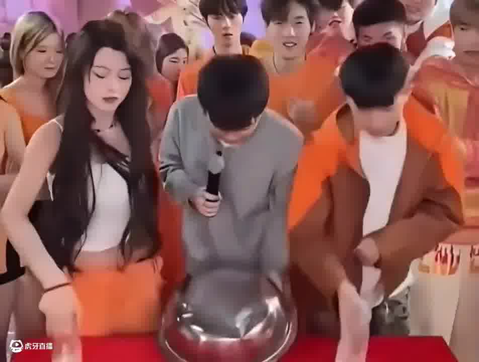 虽然很解气，但是这个男的被开除了。