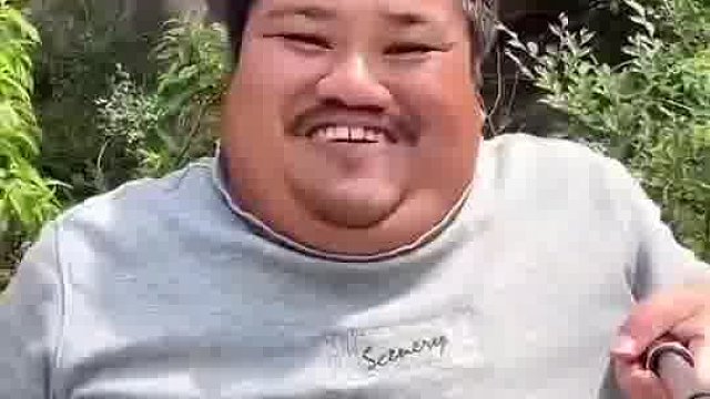 这就是普通人的幸福，有车有媳妇有身高，网友：兄弟必有过人之处