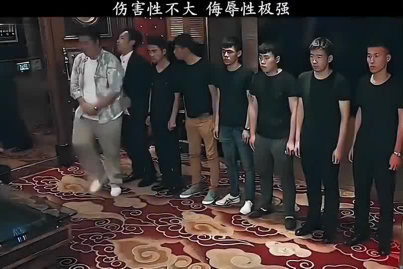 小伙子的舞蹈太妖娆了