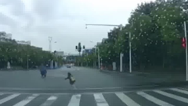 孩子不慎跌下电动车，后车司机一直鸣笛提醒护送。大人发现后却一脚把小孩踹倒！
