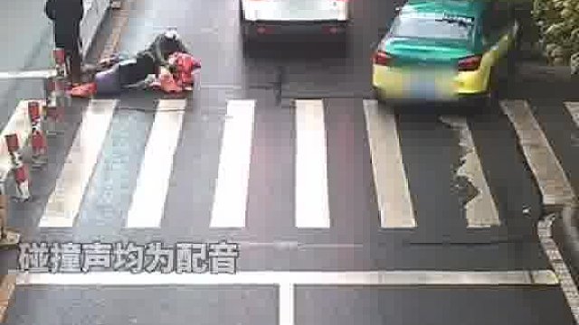 上一秒出租车为躲避电动车撞上隔离带，下一秒电动车就和汽车发生碰撞！