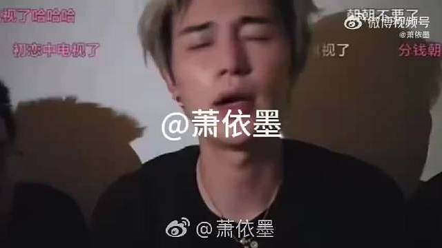 网红童锦程在7月18日的直播中首次松口，以一句“自己做的事情自己认”正面回应了持续半年的“抛妻弃子”