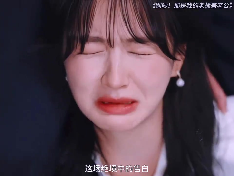 女人摔倒后卡在总裁双腿间