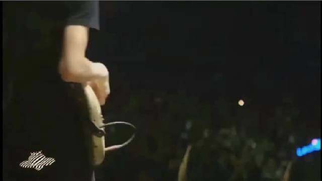 窦靖童OMG你吓到我啦
终于读懂窦靖童独一份的时尚魅力。
和很多舞台上靠亮片、华丽礼服撑场面的歌手不