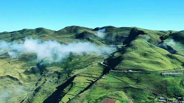 【】（编辑：十一）奔赴云南马楠，一头撞进漫山青绿里。云雾缠绕连绵草山，公路蜿蜒穿过云海。夏日的燥热在