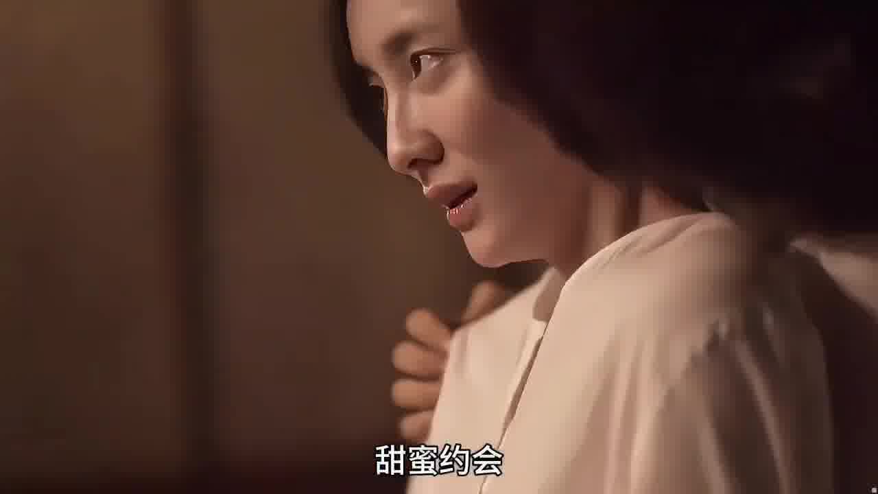 女人和男友整在甜蜜，殊不知镜子里可怕一幕发生